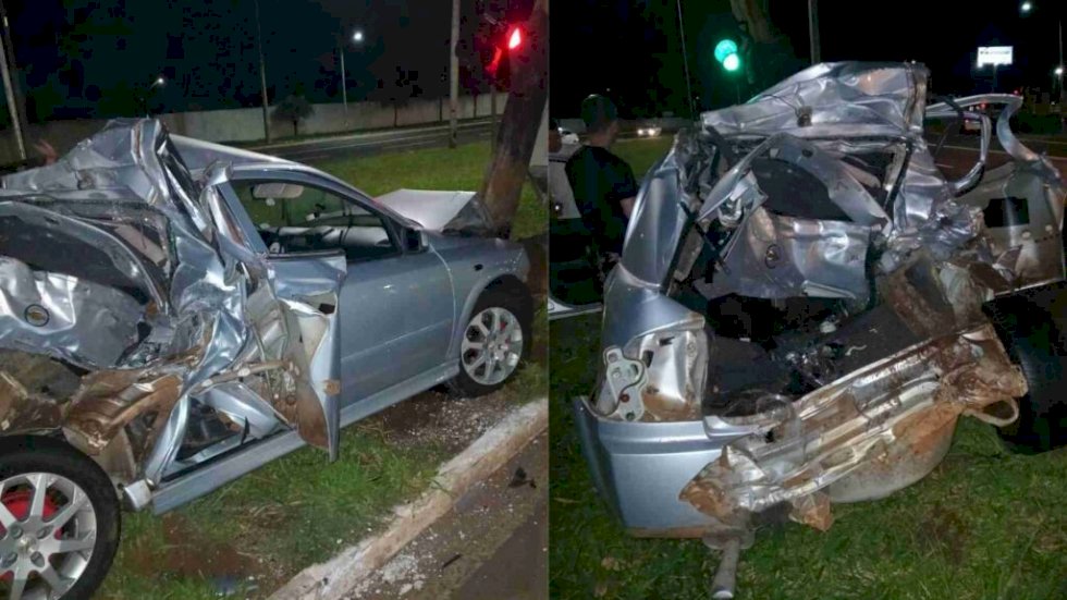 Carro fica destruído após batida com caminhão