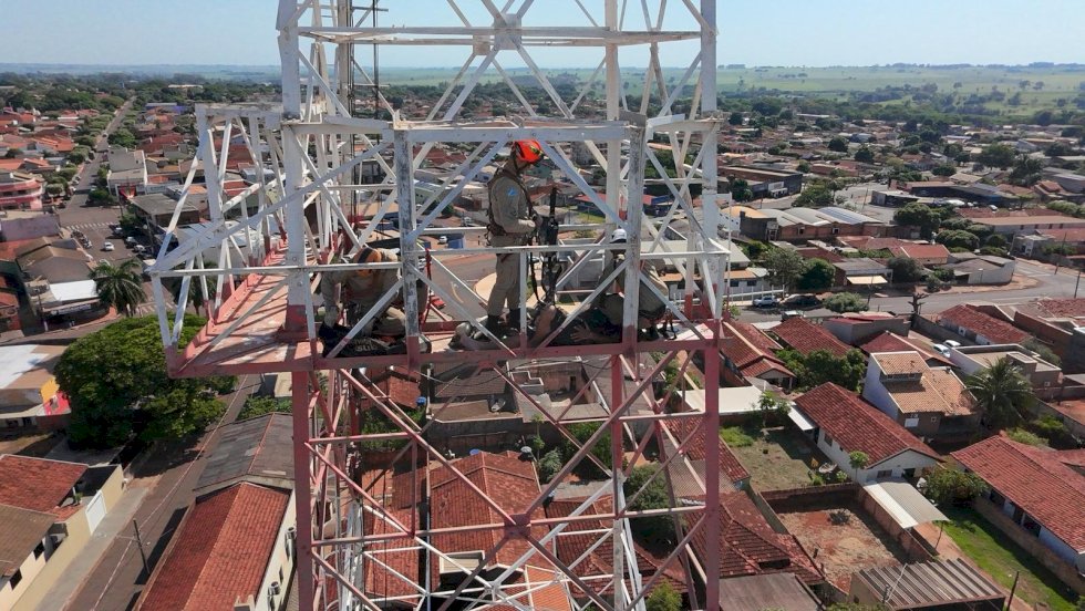 Ivinhema - Homem sobe em torre e mobiliza equipe dos bombeiros