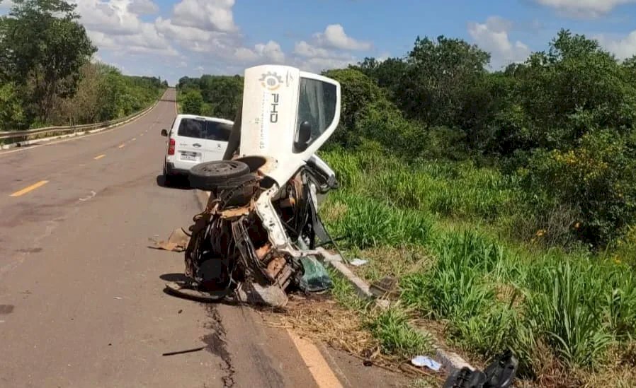 Acidente entre carro e carreta deixa um morto e outro ferido na MS-040