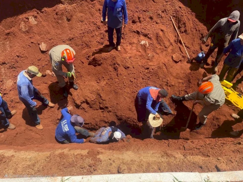 Trabalhadores são resgatados após soterramento em obra de esgoto