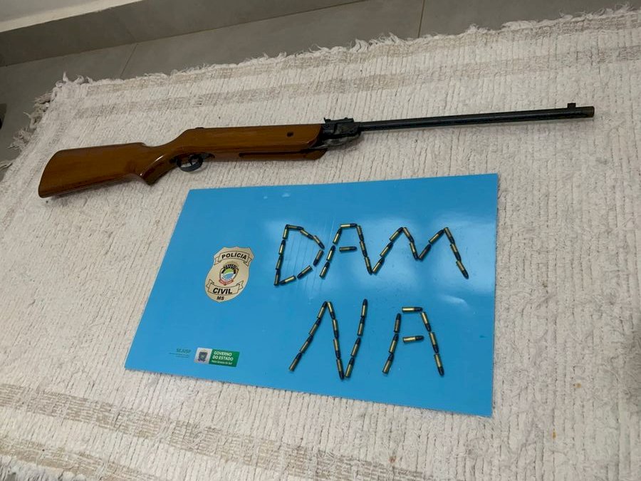 Homem é preso após polícia localizar armas e munições em sua residência