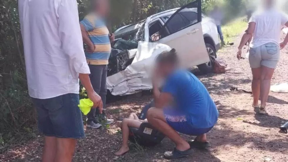 Colisão frontal mata boliviana e deixa duas crianças em estado grave