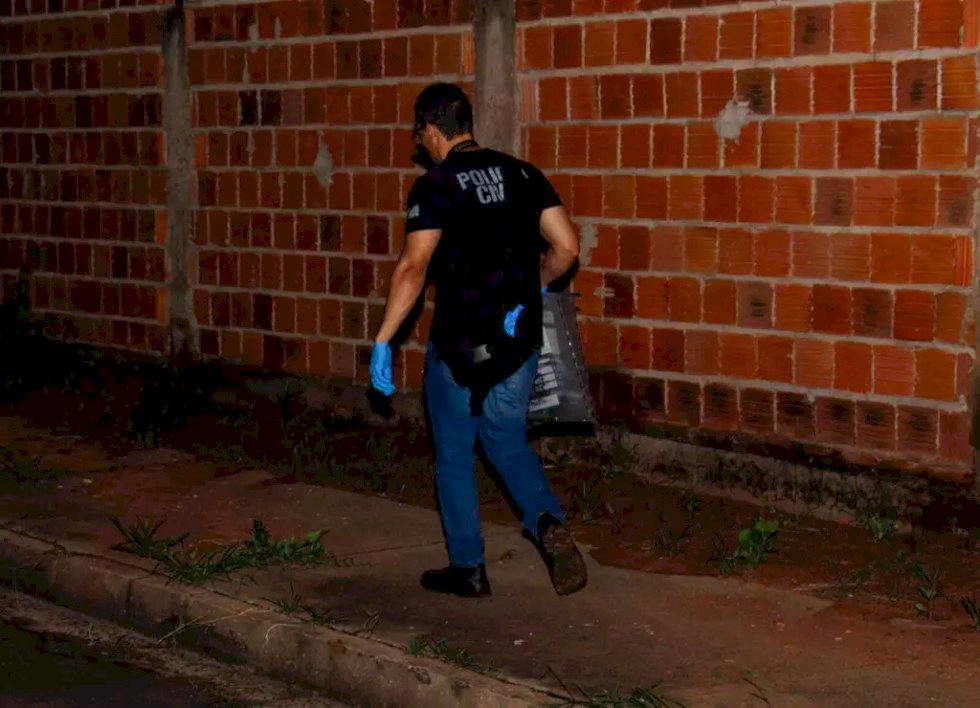 Suspeito de furtos morre após tentar atirar em PMs