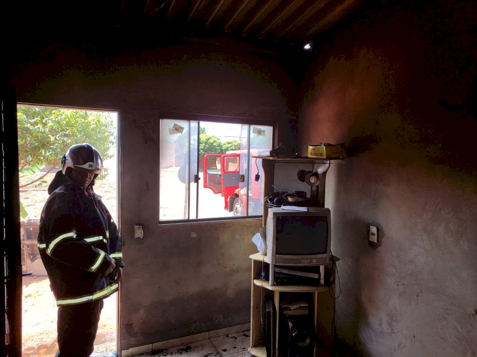 Ivinhema - Bombeiros militar controla princípio de incêndio em residência