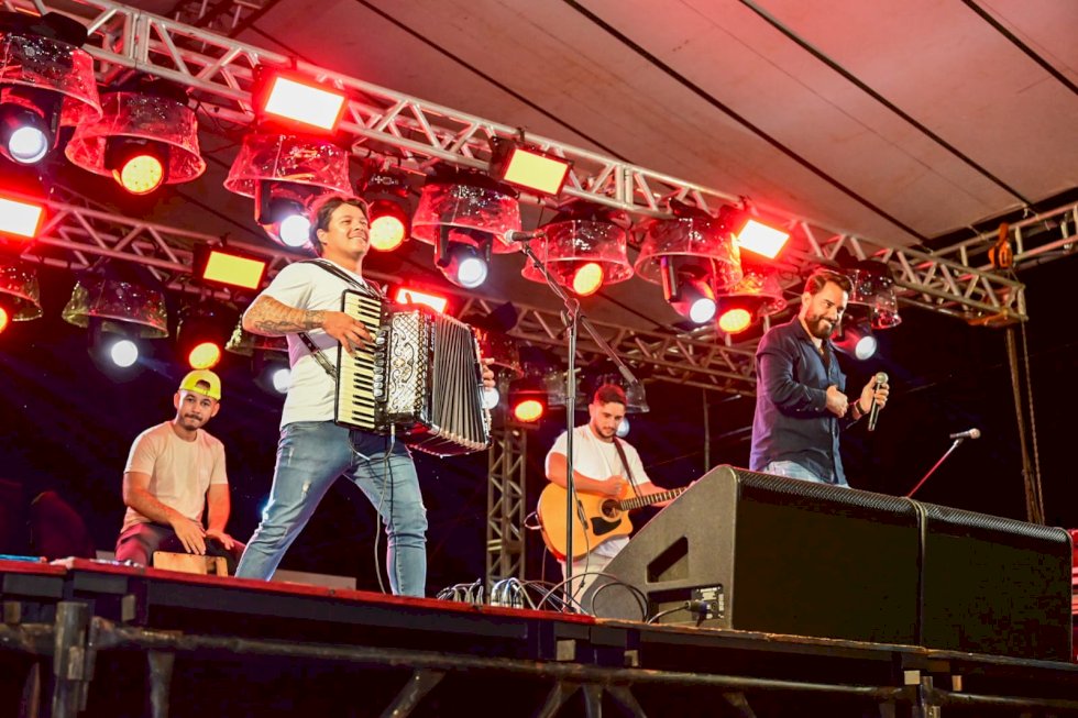 Ivinhema realizou feira da lua com shows musicais pratas da casa