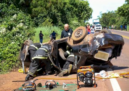 Voltando de Bonito, carro com família capota e motorista morre na BR-262