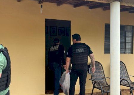 Polícia Civil cumpre mandado e prende homem em flagrante por posse irregular de arma de fogo