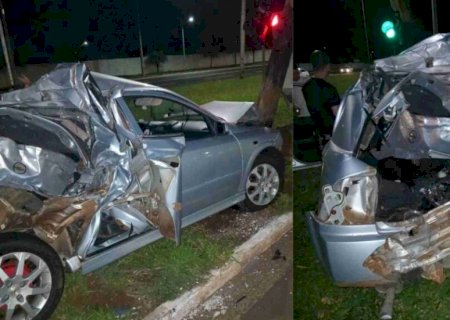 Carro fica destruído após batida com caminhão