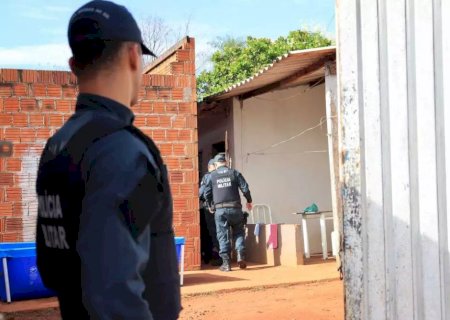 Mulher mata o namorado com tijolada na cabeça ao ser espancada