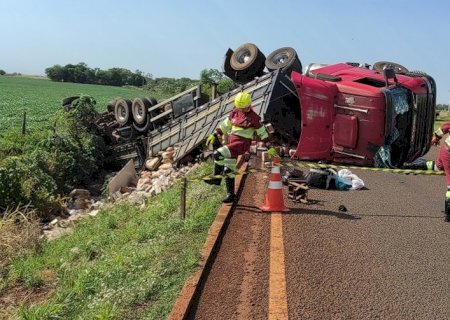 Carreta tomba na BR 163 e motorista é socorrido com ferimentos leves