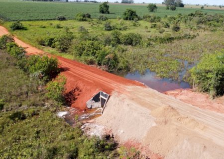 Município de Ivinhema e usina Adecoagro realizam reconstrução de ponte
