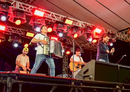 Ivinhema realizou feira da lua com shows musicais pratas da casa