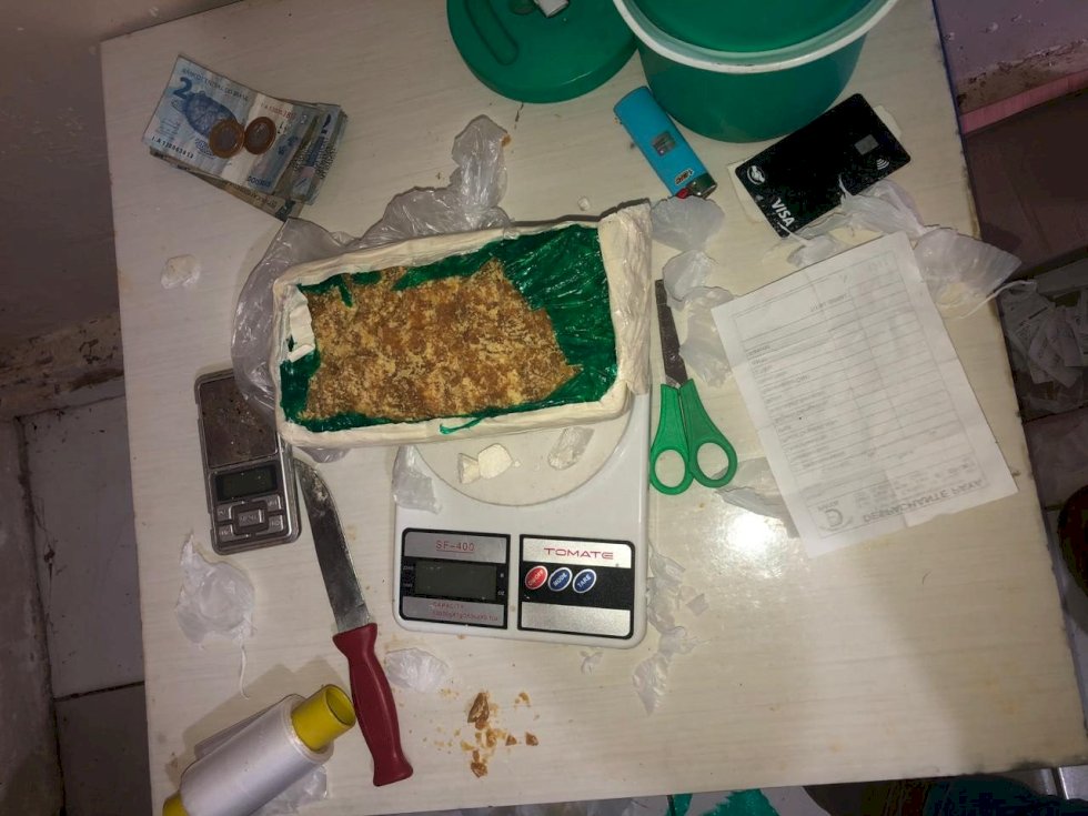 Policiais civis cumprem mandado de prisão contra suspeito de tráfico de drogas que usava açougue como fachada