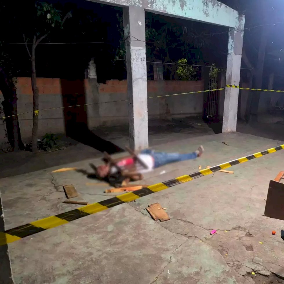 Vizinhos escutam disparos e encontram homem morto em varanda de residência
