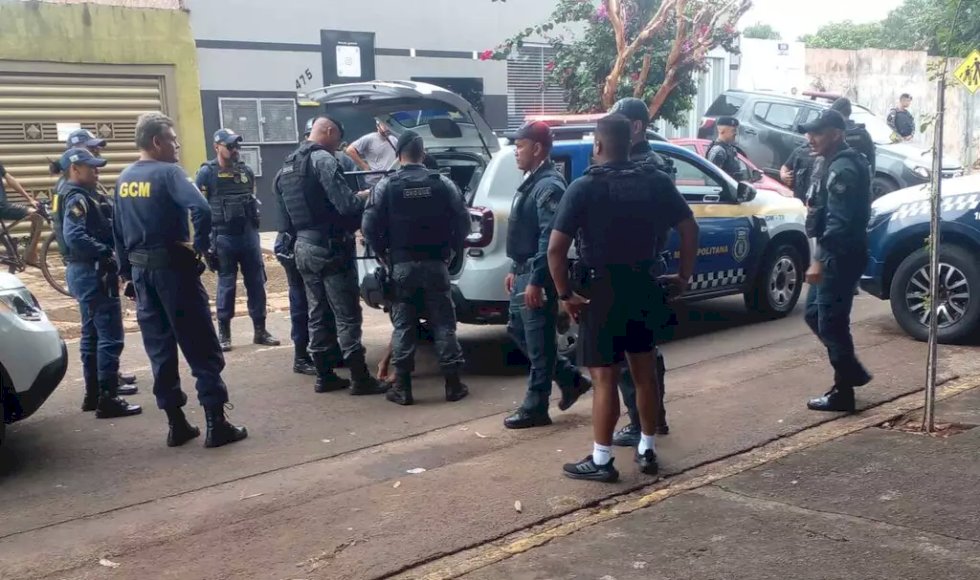 Bandidos em fuga invadem escola e causam pânico