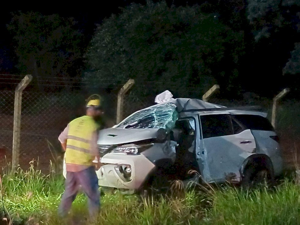 Casal fica preso nas ferragens de SW4 em acidente com carreta na BR-163