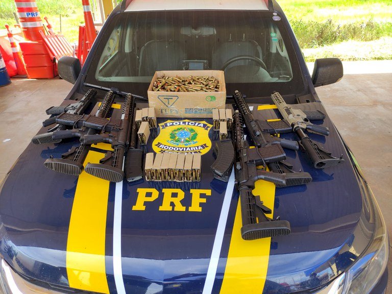 PRF apreende 587 Kg de cocaína, 6 fuzis e munições