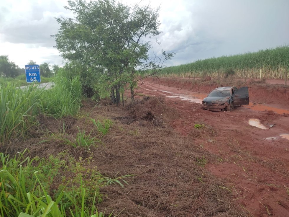 VW Golf sai da pista e capota no trecho da rodovia MS-473, entre Nova Andradina e Taquarussu