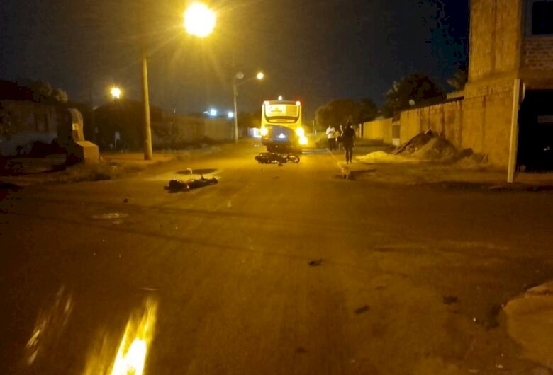 Motociclista morre após colisão com ônibus