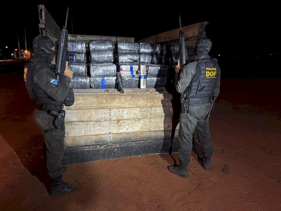 Caminhão de porte médio carregado com quase três toneladas de maconha é recuperado pelo DOF