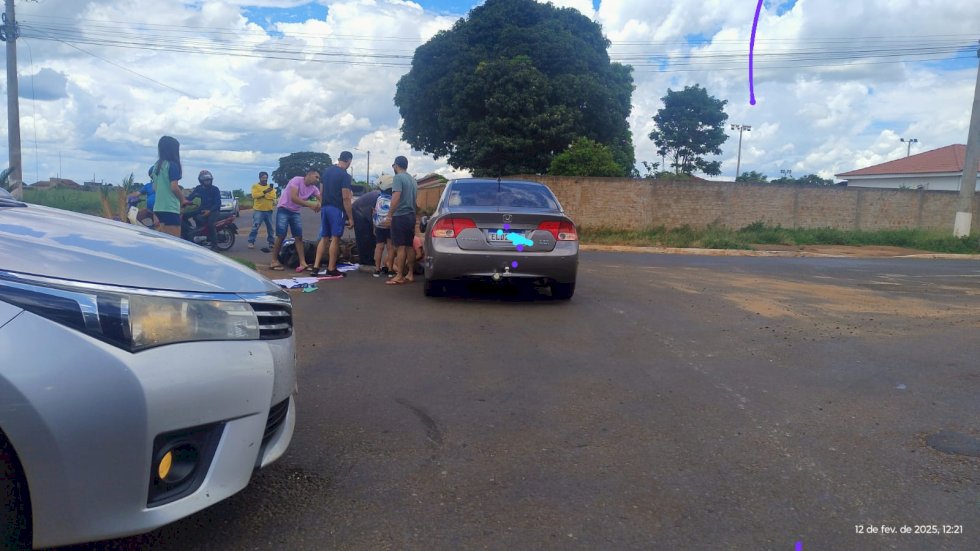 Ivinhema - Acidente envolvendo um carro e uma moto deixa motociclista ferida