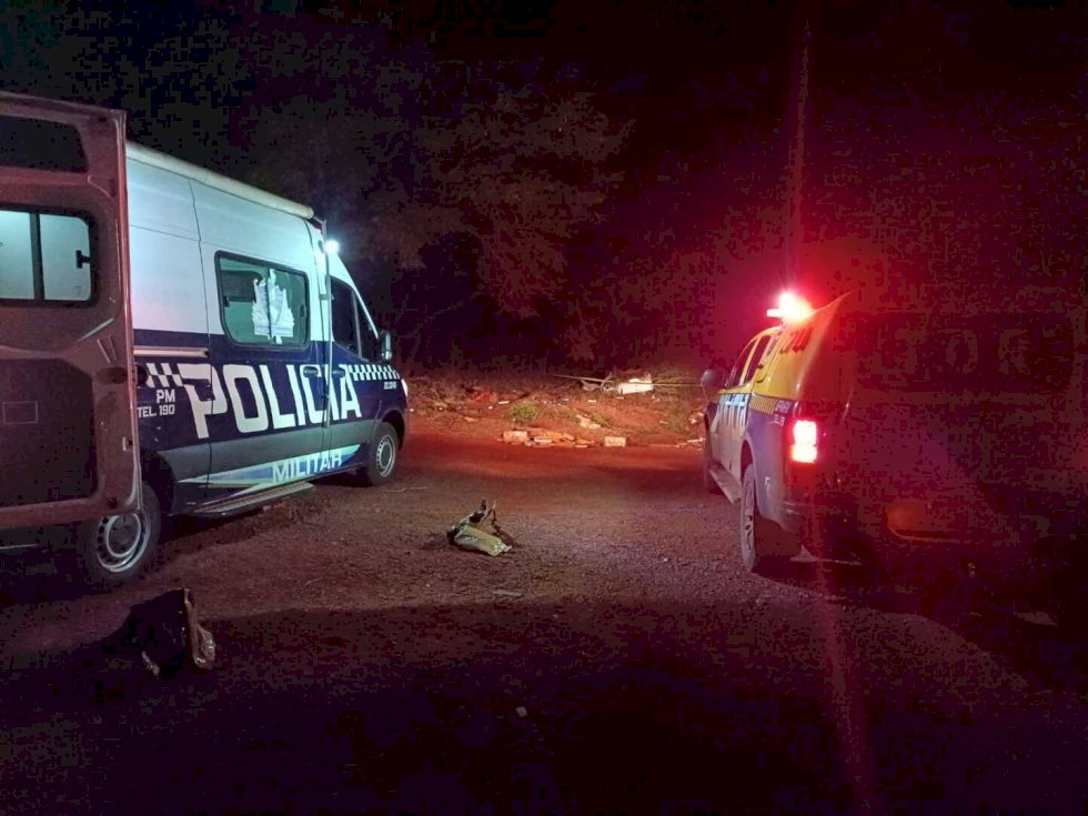 Traficante fura barreira policial, capota caminhonete e morre na MS-156