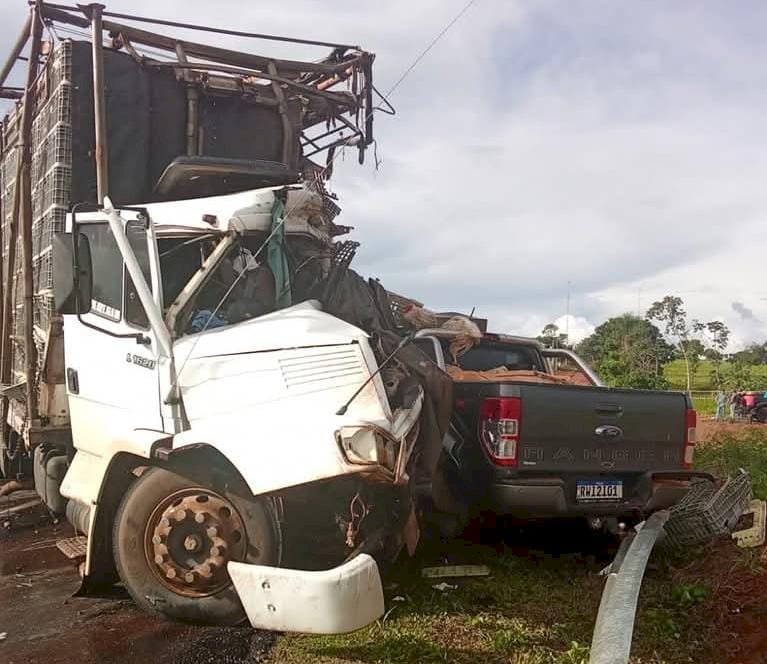Colisão entre carreta, caminhão e caminhonete deixa uma vítima fatal na BR- 163