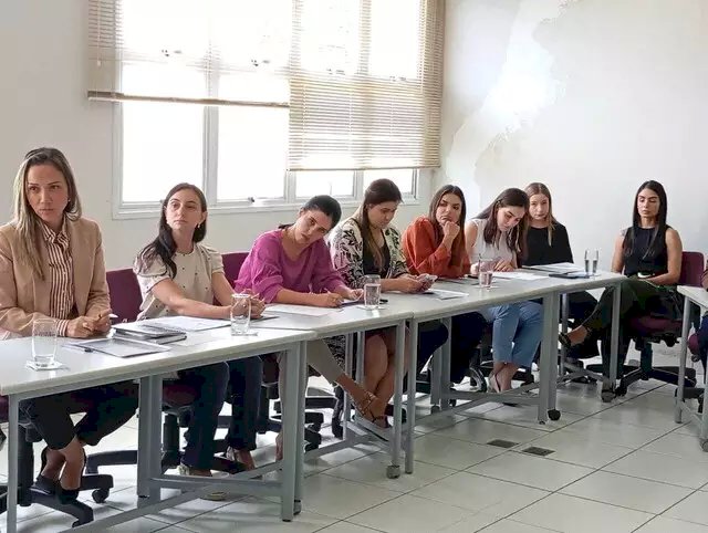 Em apoio à colega, 12 delegadas pedem para sair