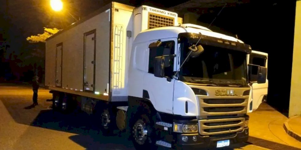 Motorista foge após caminhão com quase uma tonelada de maconha ser apreendido