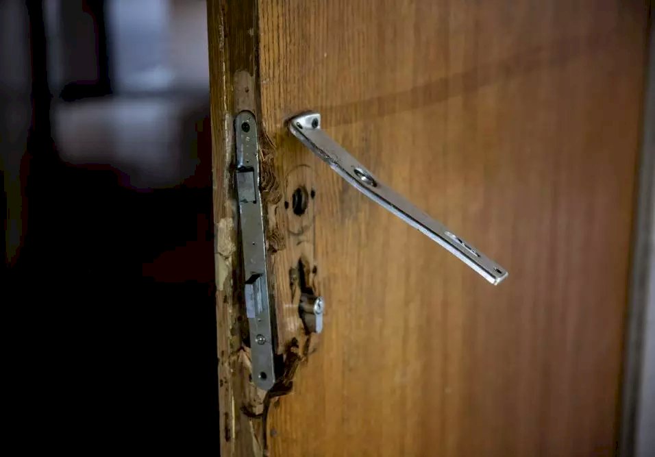 Mãe abandona menino de 5 anos em apartamento e guardas arrombam porta para resgate