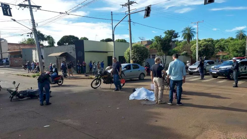 Militar do Exército morre ao furar sinal vermelho de avenida e bater em carro