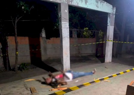 Vizinhos escutam disparos e encontram homem morto em varanda de residência