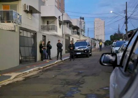 Jornalista de 42 anos fica em estado grave ao ser esfaqueada pelo noivo