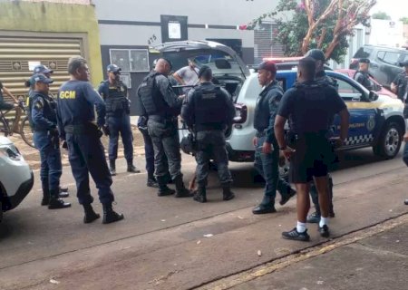 Bandidos em fuga invadem escola e causam pânico