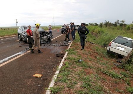 Três jovens de um mesmo veículo morreram em grave acidente na BR-060