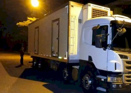 Motorista foge após caminhão com quase uma tonelada de maconha ser apreendido