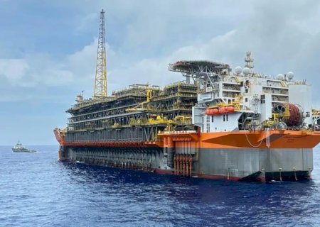 Maior plataforma de petróleo do Brasil inicia operação no pré-sal