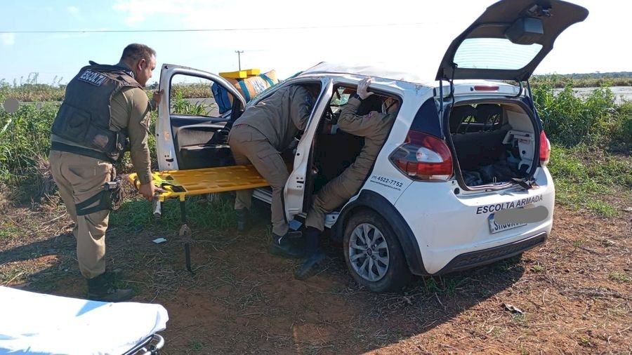 Carro de empresa de escolta sai da pista na MS-480, região de Anaurilândia