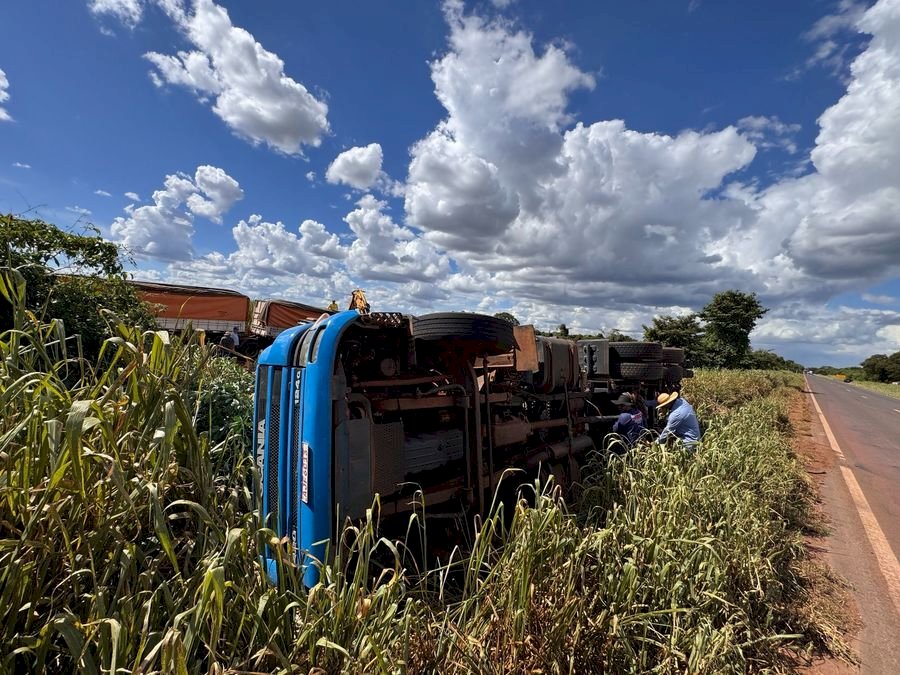 Carreta carregada com soja tomba entre Batayporã e Anaurilândia