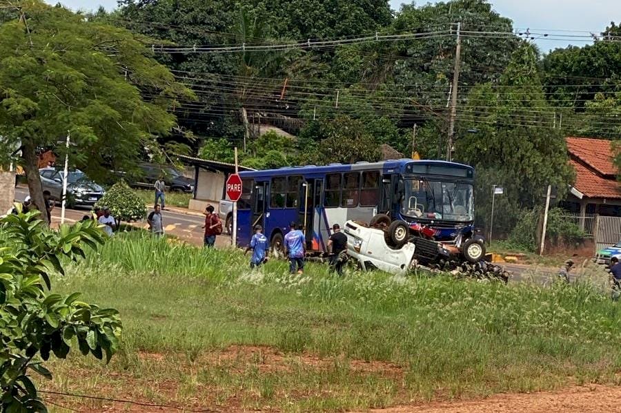 Ônibus perde freios e colide em caminhão em cidade do MS