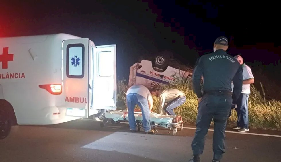 Ambulância de Prefeitura capota após colisão durante ultrapassagem na MS-395