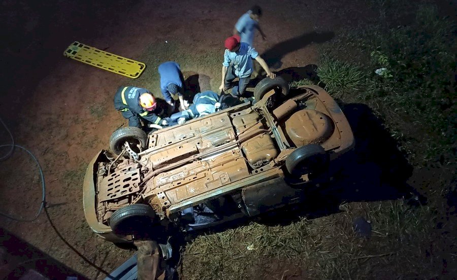 Carro despenca de ponte e três pessoas ficam feridas na área rural de Batayporã