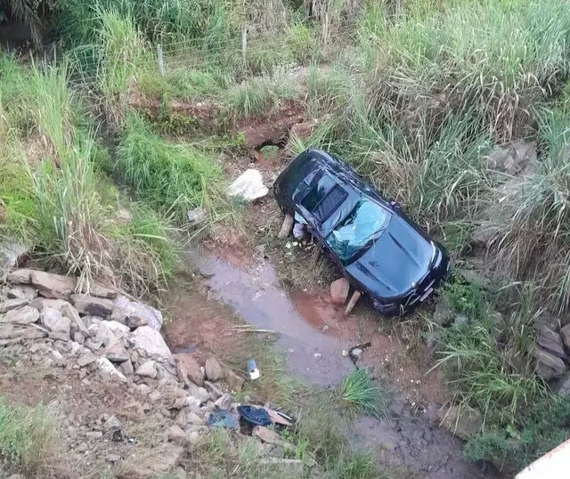 Mulher morre após BMW aquaplanar e cair em córrego