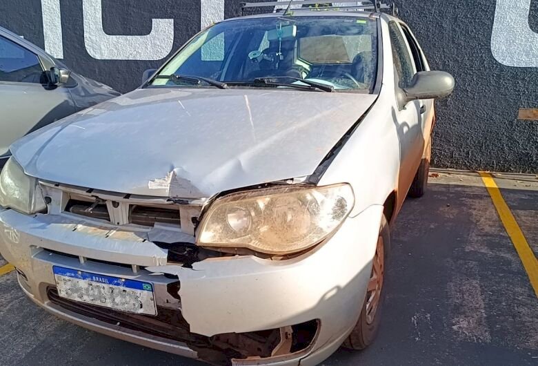 Durante abordagem a guincho, polícia descobre veículo deixado em oficina com drogas e cigarros