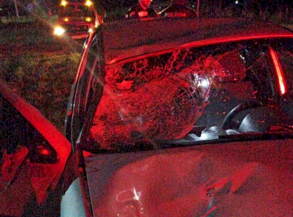 Homem que usava muletas morre atropelado por carro em rodovia