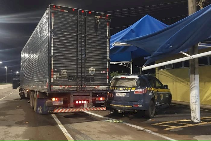 Contra julgamento de Bolsonaro, caminhoneiro invade posto da PRF no DF