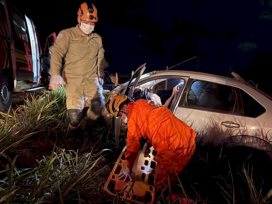 Carro sai da pista e cai em valeta entre Nova Andradina e Batayporã