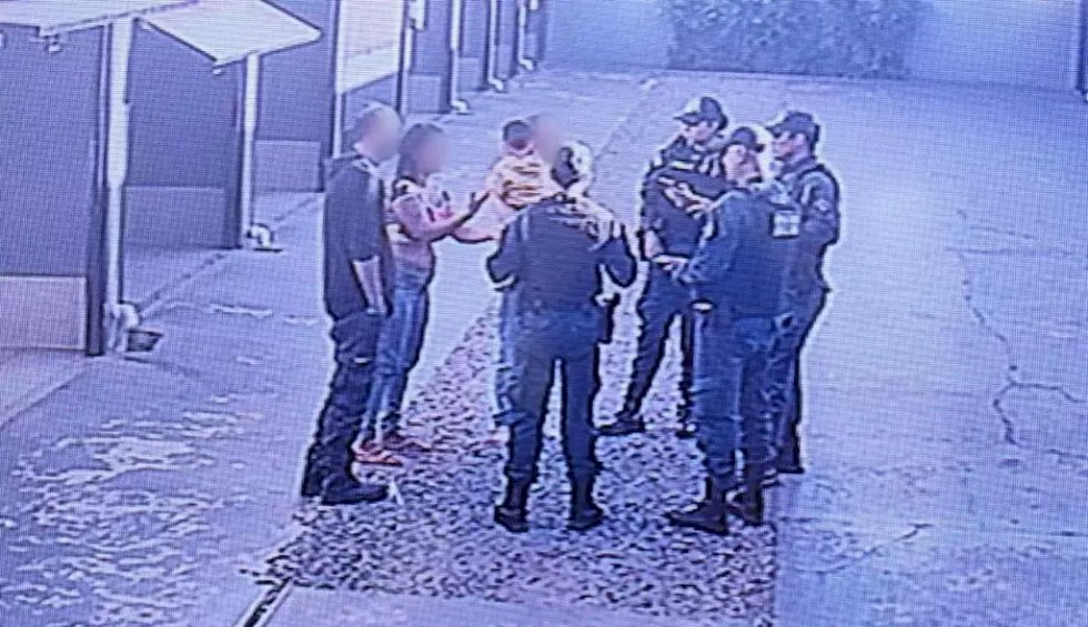 Criança é encontrada em quarto de motel com a mãe e dois homens