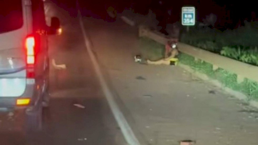 Motorista foge após atingir moto e deixar casal em estado grave