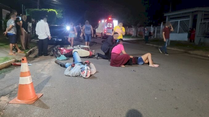 Acidente entre duas motos e carro deixa três feridos